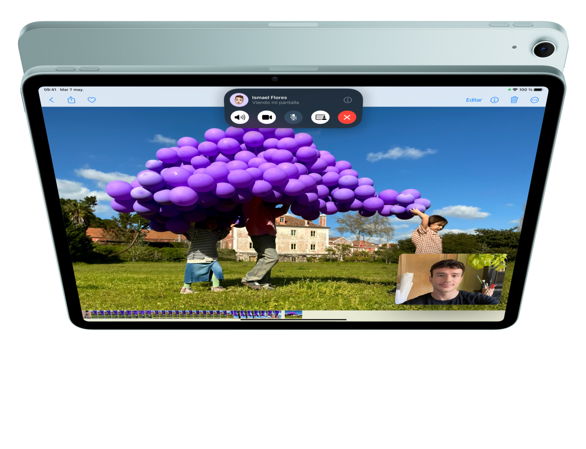 Animación de un iPad Air, parte frontal, que muestra a un usuario participando en una llamada de FaceTime y viendo fotos. El iPad Air está frente a la parte posterior de otro iPad Air.