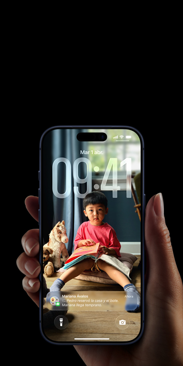 Pantalla de un iPhone, diseño todo pantalla con Liquid Glass en iOS 26.