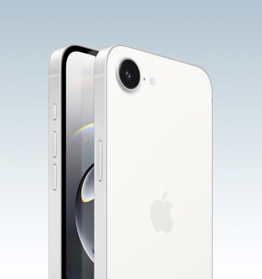 iPhone 16e blanco, con parte de la pantalla visible y vista lateral que permite ver el Botón de Acción, el botón de volumen y el botón lateral. Parte trasera que muestra el sistema de cámara dos en uno en la esquina superior izquierda.