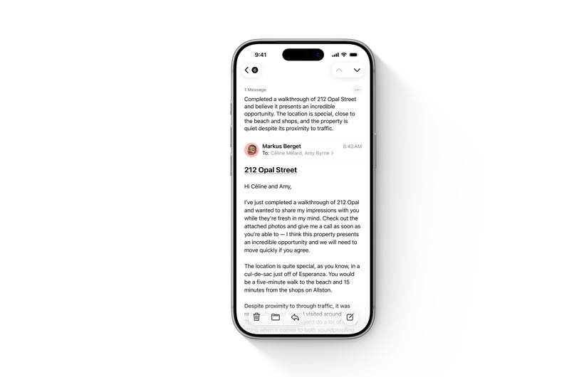 iPhone, na kterém se zobrazuje e-mail a jeho souhrn od Apple Intelligence.