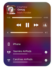 Die Apple Music Oberfläche auf dem iPhone zeigt zwei Paar AirPods, auf denen derselbe Song von einem Gerät zu hören ist. Beide AirPods haben individuelle Lautstärkeeinstellungen.