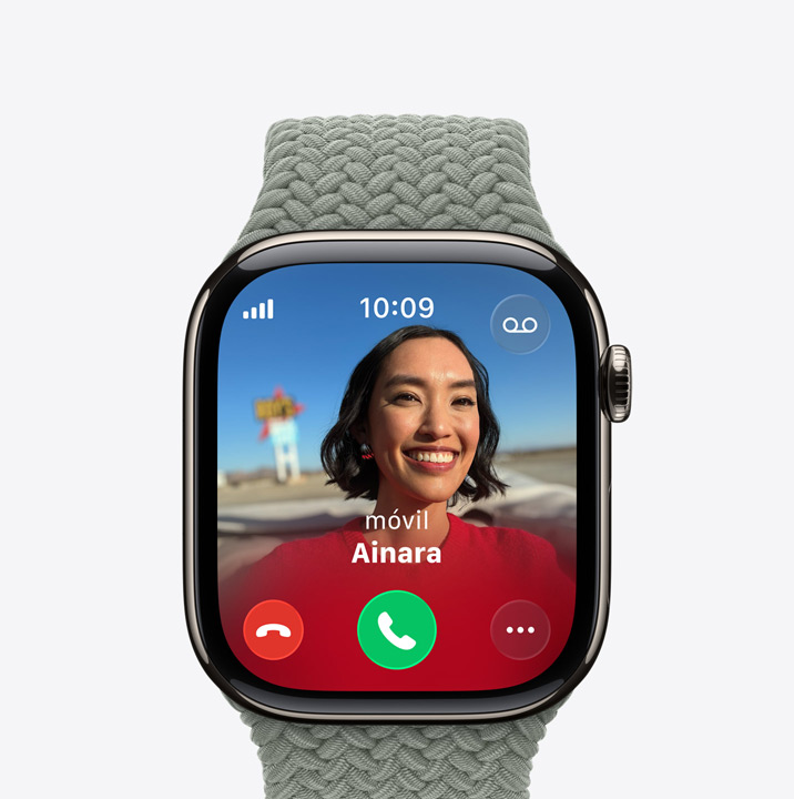 Apple Watch Series 11, caja de titanio, color natural, llamada entrante, foto de contacto, botones de aceptar y rechazar la llamada, lateral derecho, Digital Crown, correa Solo Loop trenzada, color verde bosque