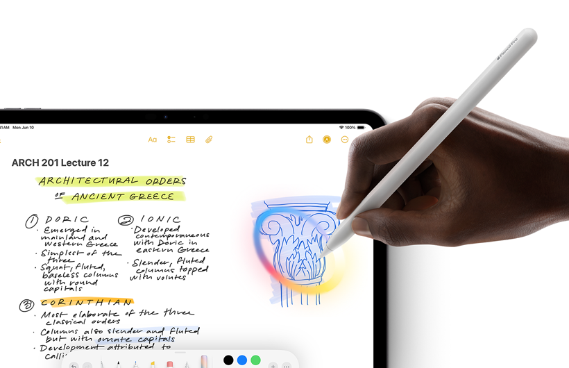 En hånd holder Apple Pencil og tegner en sirkel rundt en skisse i Notater-appen på iPad.