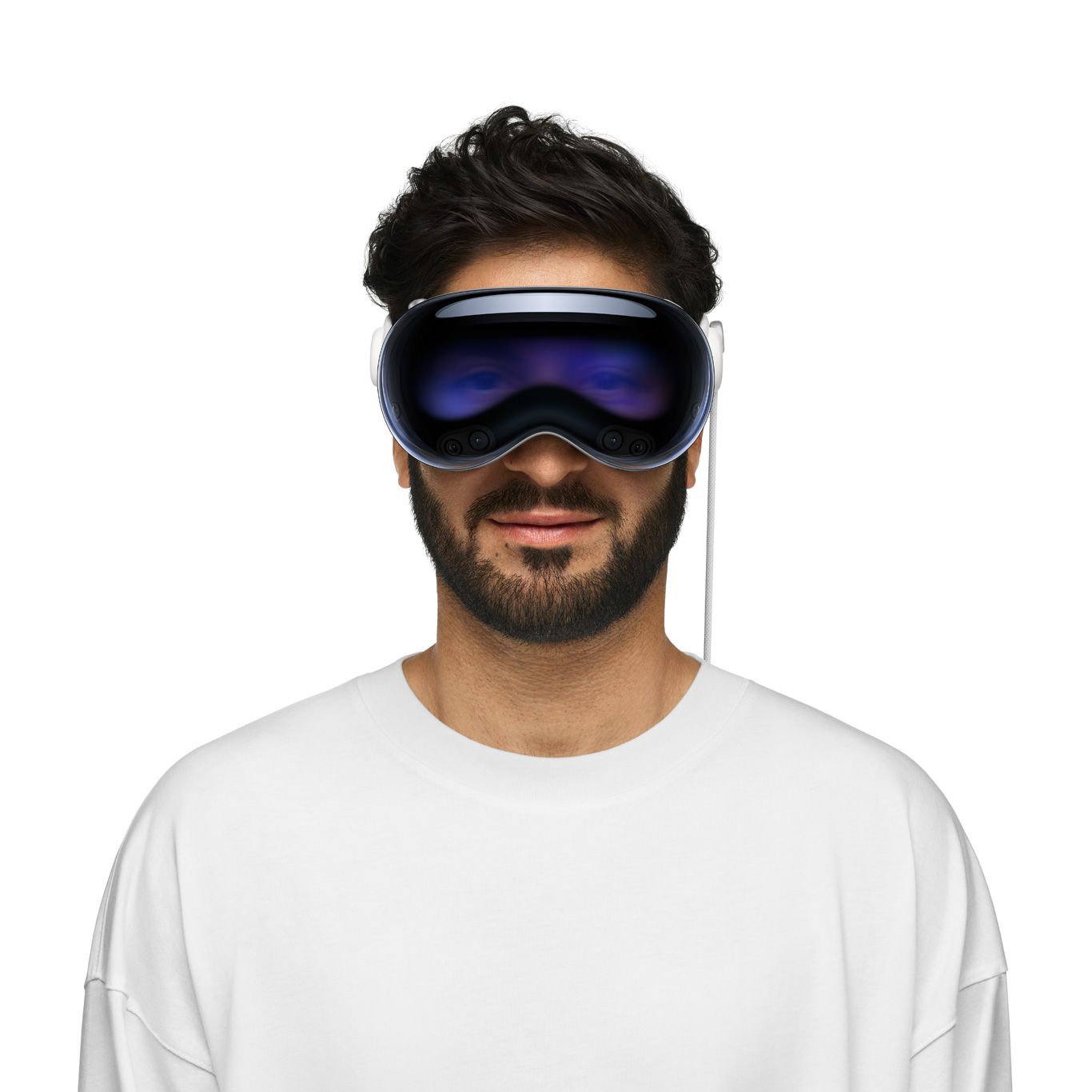 Person, die eine Apple Vision Pro trägt und deren Augen durch ein Display nach außen sichtbar sind