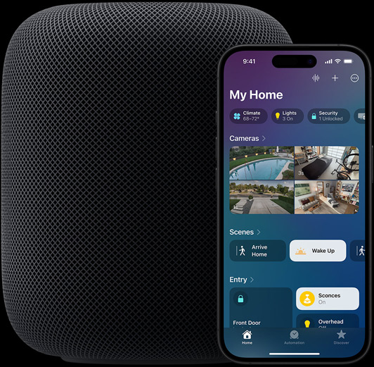 En iPhone-skjerm som viser Hjem-appen, er plassert foran en HomePod-høyttaler