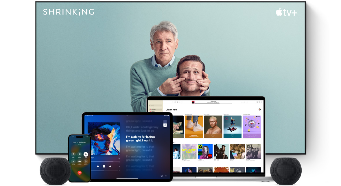 大型電視屏幕顯示在兩個麥克風面前的教練。 MacBook Pro，iPad，iPhone和Sidereal Gray HomePod放在此大屏幕的前面。