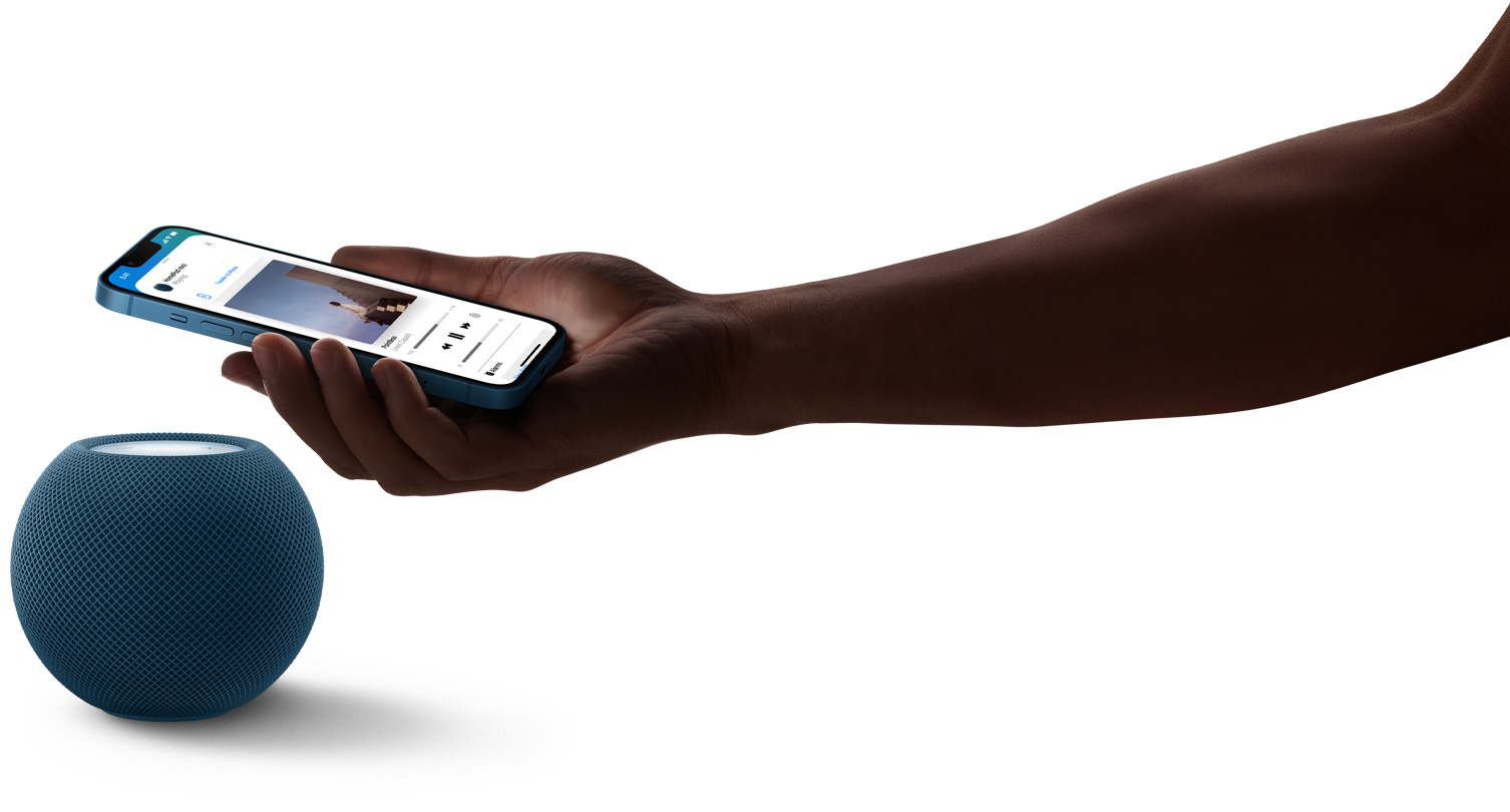 HomePod迷你藍色，一個人的手握住iPhone。該iPhone的屏幕顯示在聆聽過程中的音樂。