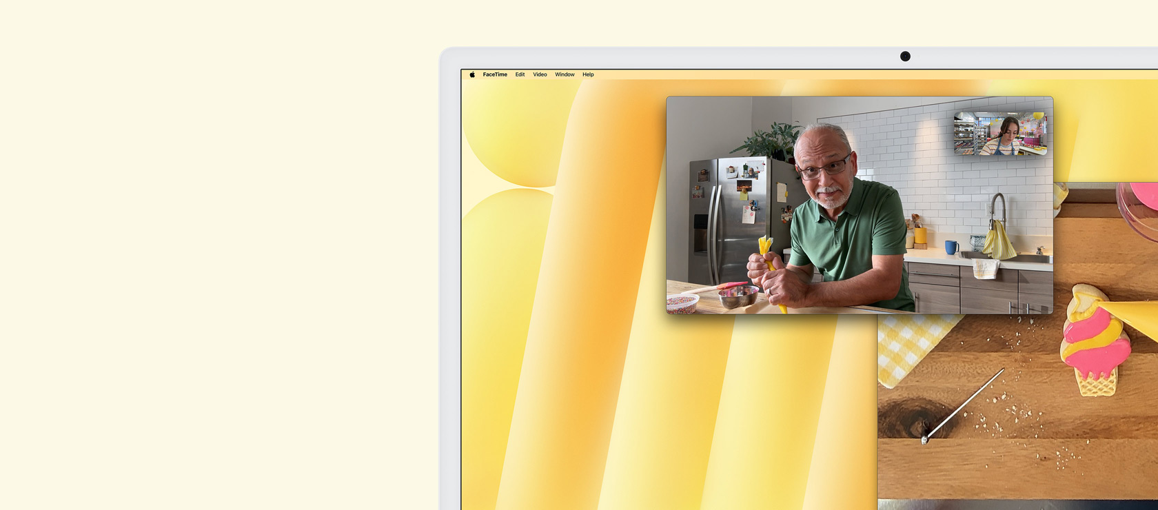 Una dimostrazione della funzione Duplica iPhone. Lo schermo di un iPhone con il gioco Wordle appare sullo schermo di un iMac, accanto all’app Calendario.