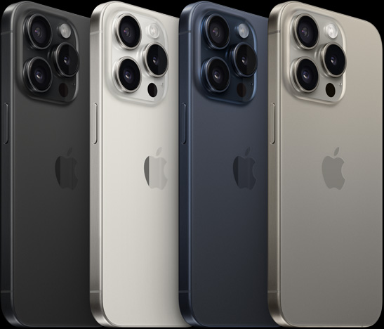 Vista trasera del iPhone 15 Pro de 6,1 pulgadas en cuatro colores: titanio negro, titanio blanco, titanio azul y titanio natural