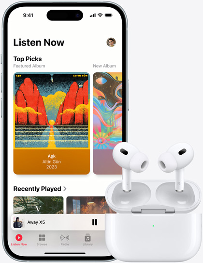 iPhone 15 toistaa musiikkia AirPods‑kuulokkeiden vieressä
