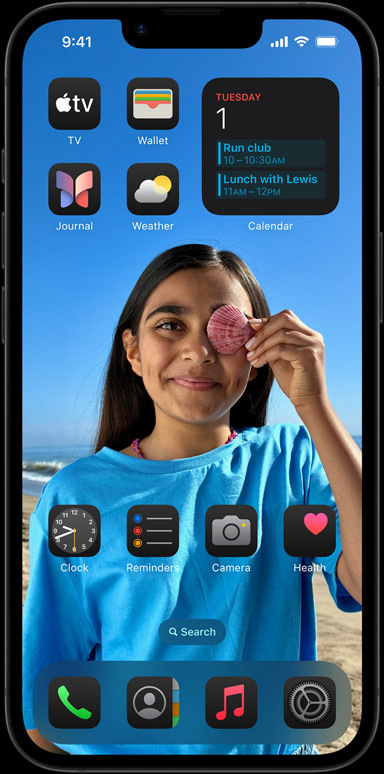 iPhone 16e rodeado por apps como Mail, WhatsApp, Safari, Mapas, Apple Music, Fotografias, Notas e Casa