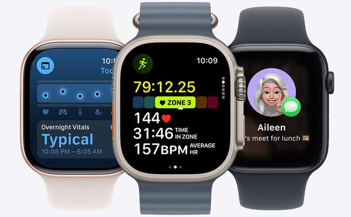 Tre Apple Watch-modeller: I mitten i naturlig finish, urtavlan visar en pågående löptur med pulsdata. Till höger i gagatsvart, urtavlan visar Genmoji. Till vänster i roséguld, urtavlan visar Vitalparametrar.