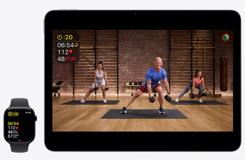 Un iPad 13 Pro con un allenamento Apple Fitness+ accanto a un Apple Watch Series 10 che registra lo stesso allenamento.