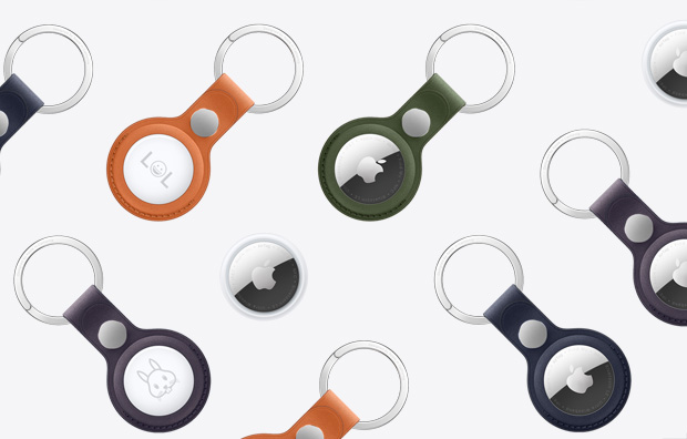 AirTagとファインウーブンキーリング付きのAirTagがたくさん並んでいる。キーリングにはオレンジ、ダークグリーン、ディープブルー、ブラックベリー、ブラックなどの様々な色がある