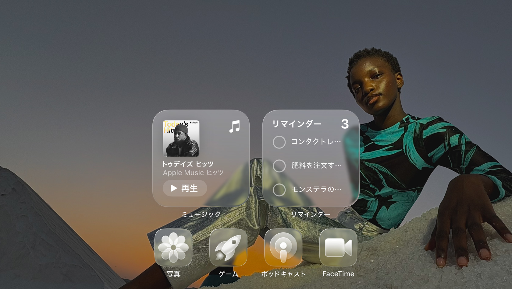 Apple Music、リマインダー、写真、ゲーム、Podcast、FaceTimeのクリアなアプリアイコンを表示したLiquid Glassのディスプレイ。屈折された壁紙が見えている