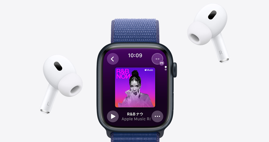 Apple Musicのプレイリストを再生しているApple Watch Series 9。そばにAirPods Proがある。
