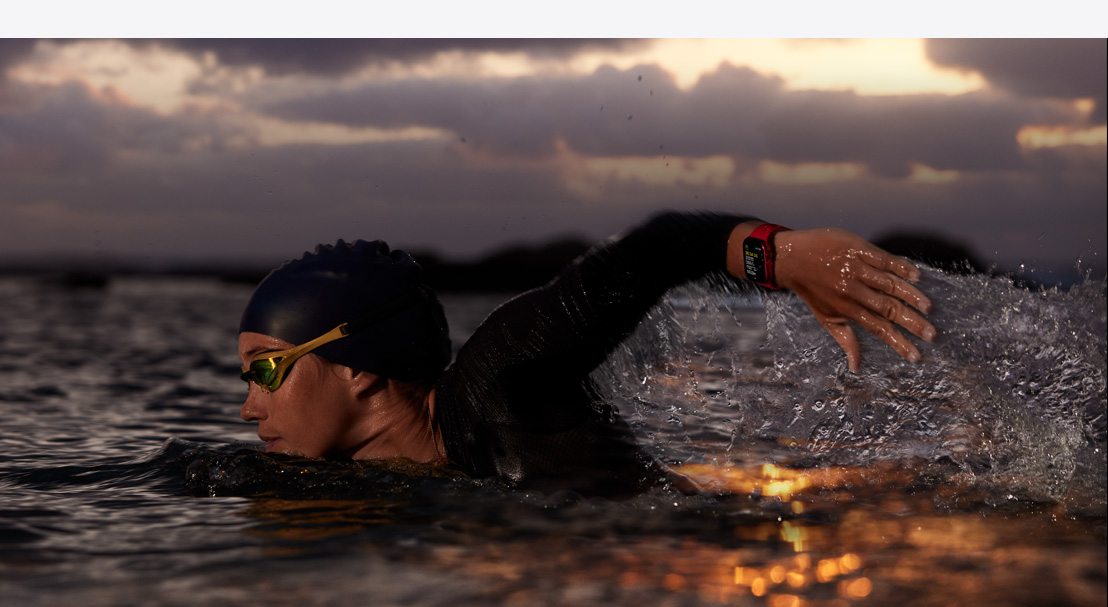 Apple Watch Series 9を装着し、屋外で水中を泳いでいる女性。