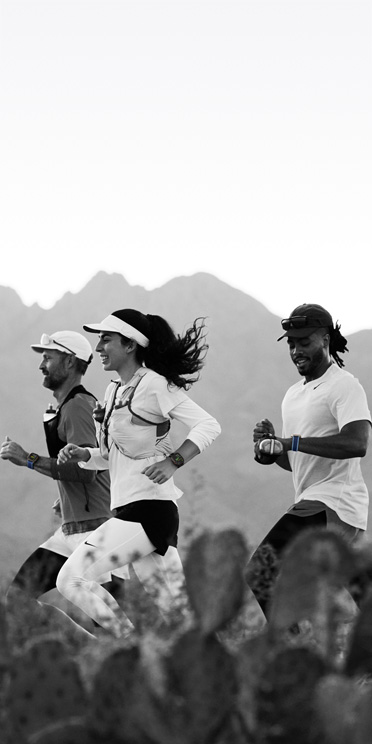 砂漠のトレイルを走るランナーたちがApple Watch Ultra 3でワークアウトを記録している