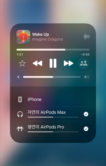 iPhone에 표시된 AirPlay 화면이 두 개의 AirPods 세트로 얼마나 간편하게 오디오 공유 기능을 사용할 수 있는지 보여줍니다.