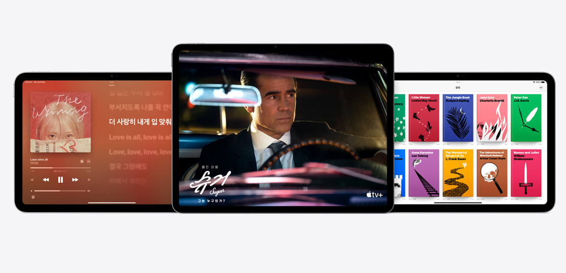 iPad Air 두 개와 iPad 하나에서 각각 Apple Music, Apple TV+, Apple Books 앱을 열어 둔 모습.