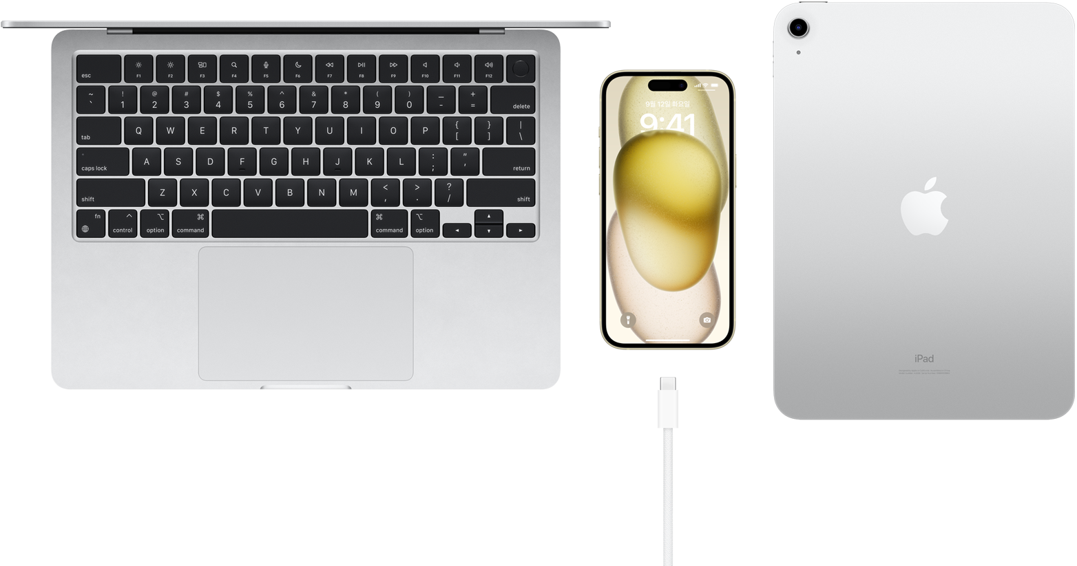 MacBook Pro, USB-C 커넥터가 탑재된 iPhone 15, iPad를 위에서 내려다본 모습