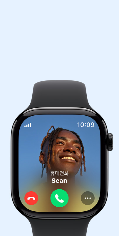 Apple Watch Series 10에 전화가 걸려오는 모습. + 버튼을 클릭해 ‘연결성’ 기능에 대한 자세한 내용을 볼 수 있습니다.