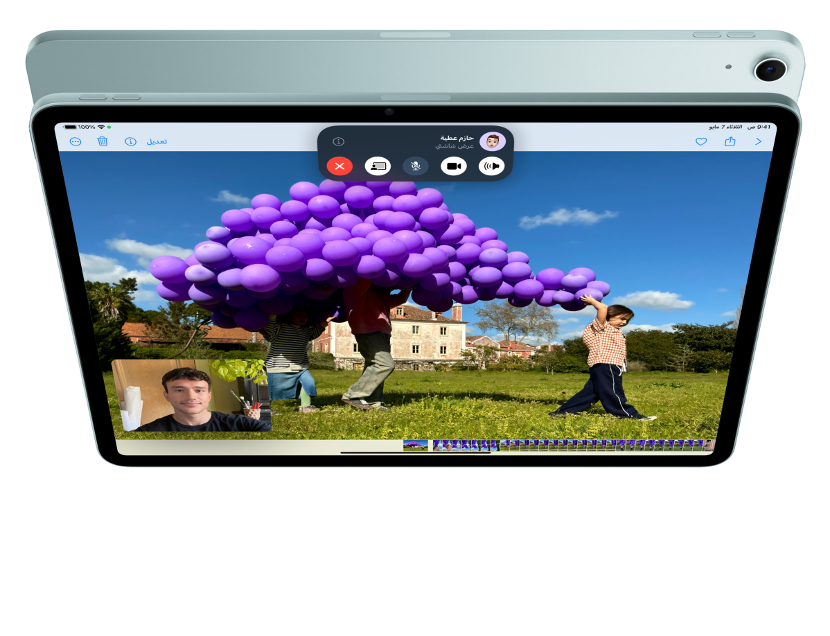 صورة متحركة لجهاز iPad Air، الجزء الأمامي الخارجي، مستخدم يُجري مكالمة فيس تايم وينظر إلى صور، أمام جهاز iPad Air آخر، الجزء الخلفي الخارجي