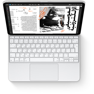صورة من أعلى إلى أسفل لجهاز iPad Pro مع لوحة مفاتيح ماجيك لجهاز iPad Pro باللون الأبيض.