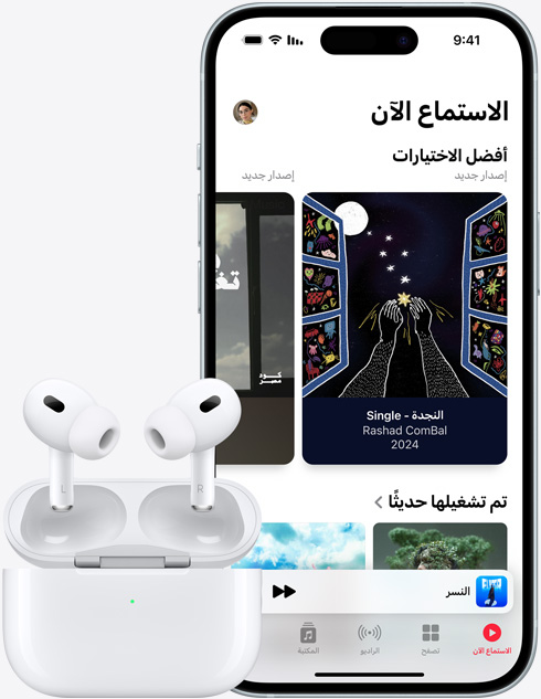 صورة لجهاز iPhone 15 يشغّل أغنية عبر تطبيق Apple Music، وهو موضوع بجوار زوج من سماعات ‏AirPods.‏