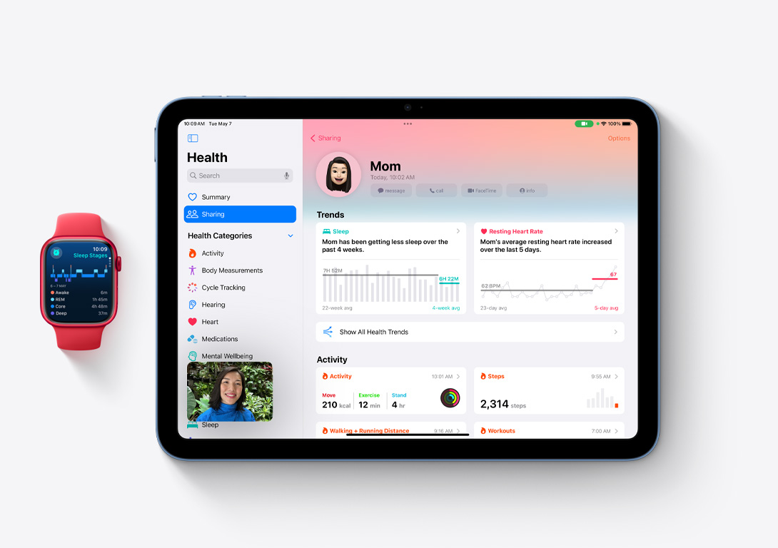 Apple Watch Series 9 與 iPad 並排放置，展示如何在 iPad 更大的顯示畫面上，透過健康 app 查看來自家庭成員的 Apple Watch 所追蹤的健康資料。
