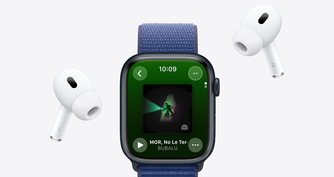 Unos AirPods Pro rodean un Apple Watch Series 9 que reproduce una playlist de Apple Music.