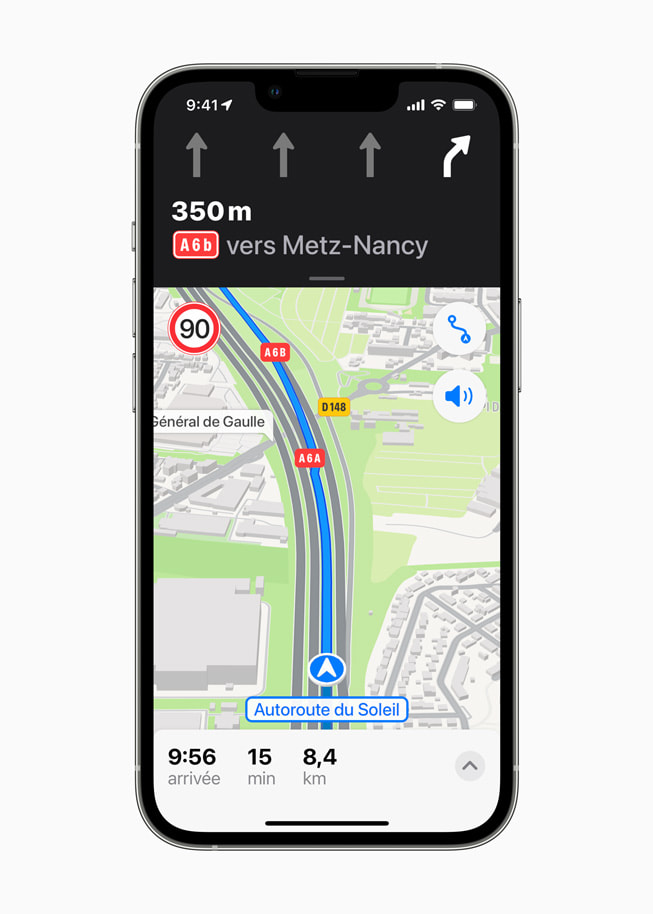 Les fonctionnalités de navigation actualisées de Plans sur l’iPhone 13 Pro.