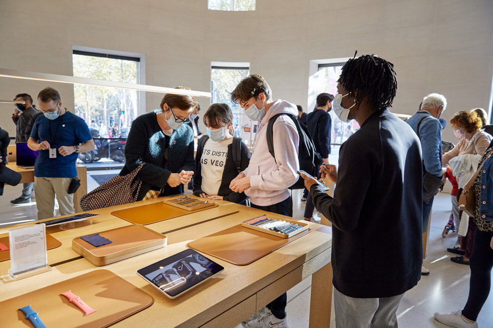 Des clients dans un Apple Store en France.