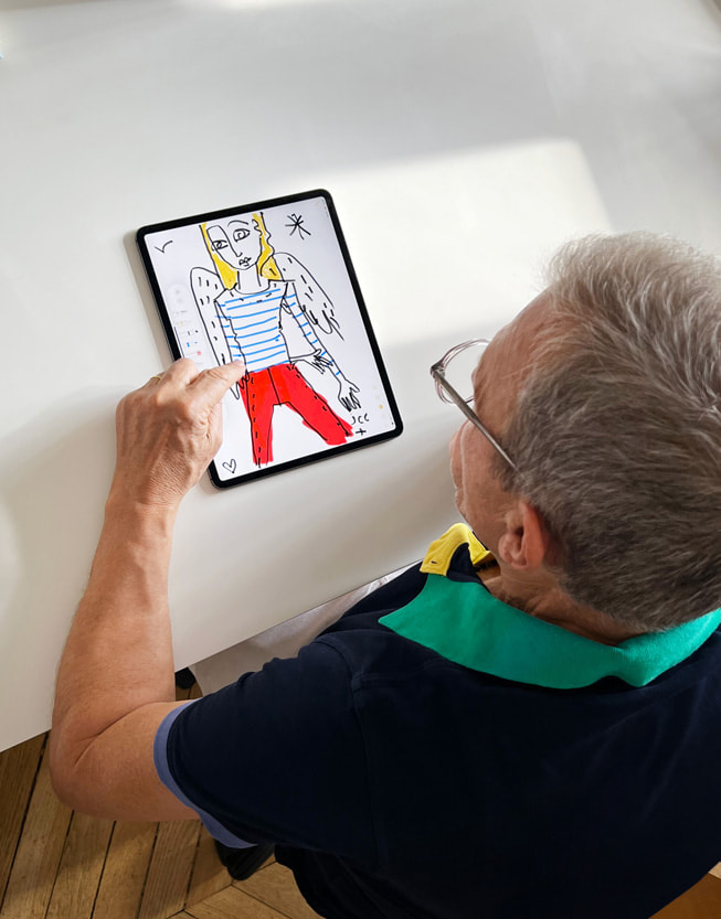 Jean-Charles de Castelbajac utilise un iPad dans son processus créatif.