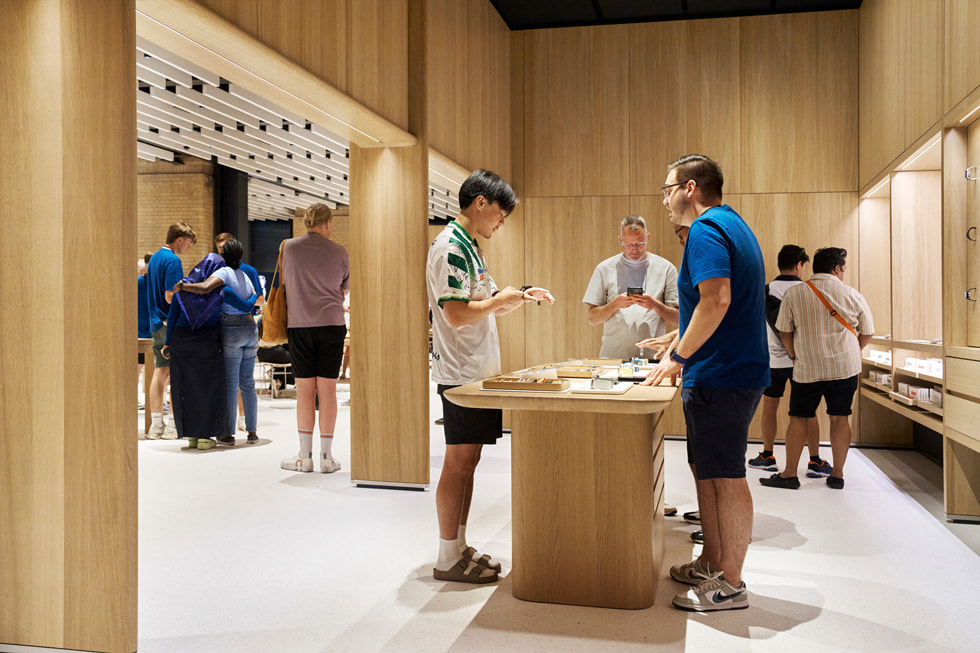 倫敦 Apple Battersea 內的 Apple Watch Studio，展示一名顧客與團隊成員。