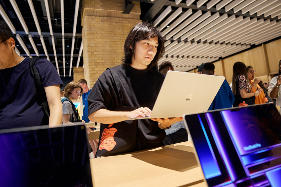 一名顧客在倫敦 Apple Battersea 零售店內使用 15 吋 MacBook Air。