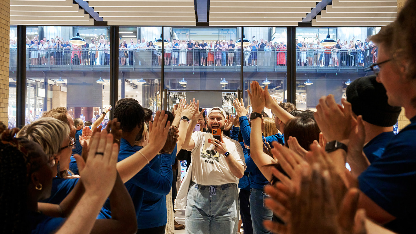 Apples medarbejdere klapper af de første besøgende i Apple Battersea. 