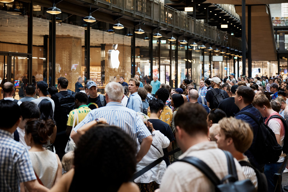 Utsidan av Apple Battersea i London med kunder som står i kö.