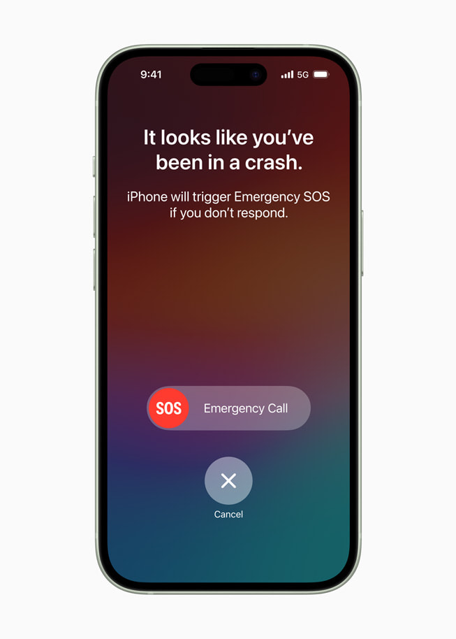 Un iPhone che mostra il messaggio che indica che l’utente sembra avere avuto un incidente e comunica che, in assenza di risposta, il dispositivo attiverà SOS emergenze.