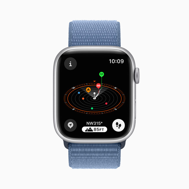 Se muestra la app Brújula en un Apple Watch Series 9 con correa loop deportiva.