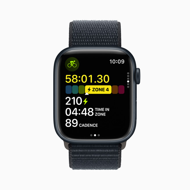 Se muestran las estadísticas de entrenamiento de un ciclista en un Apple Watch Series 9 con correa loop deportiva.