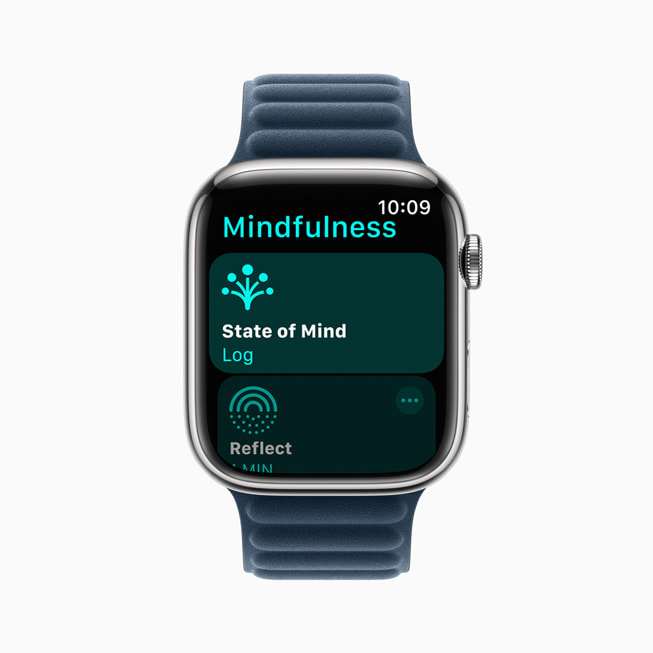 Un Apple Watch Series 9 con correa de eslabones magnética muestra la pantalla de registro de estados de ánimo de la app Mindfulness en watchOS 10.