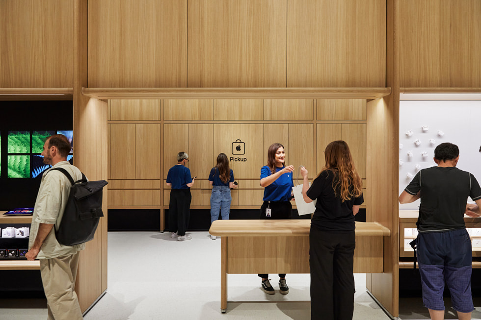 Pokazano stanowisko odbioru zamówień Apple w salonie w Londynie.