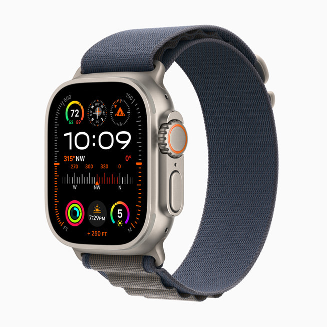 Een Apple Watch Ultra 2 met een blauw Alpine-bandje.
