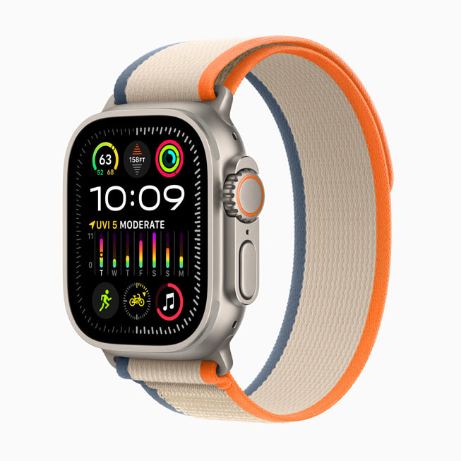 Apple Watch Ultra 2 munies du bracelet Sentier en bleu, en beige et en orange.