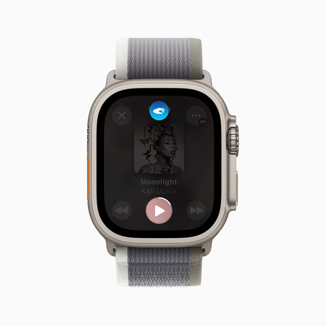 Se muestra la pantalla de un Apple Watch Ultra 2 donde se está reproduciendo una canción.