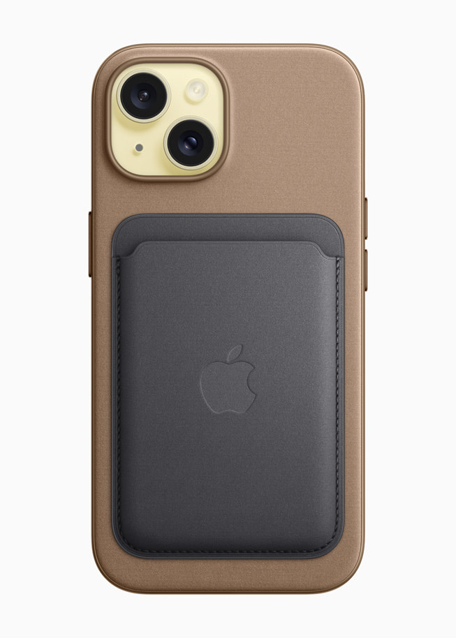 全新 iPhone 15 精細織紋保護殼和卡套。  