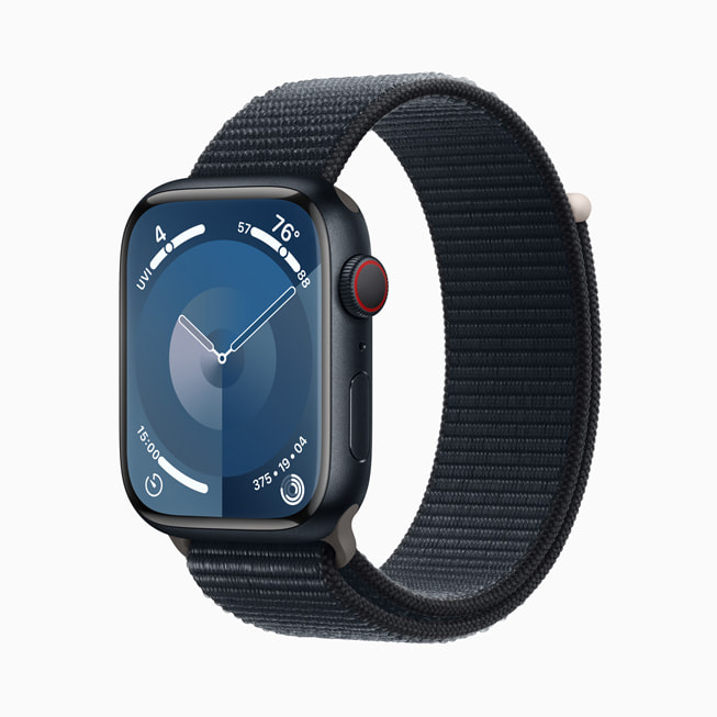 Apple Watch Series 9 aluminium midnight dengan Loop Sport midnight.