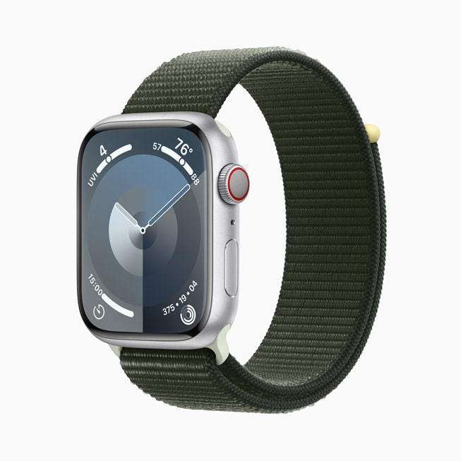 Apple Watch Series 9 aluminium perak dengan Loop Sport hijau.