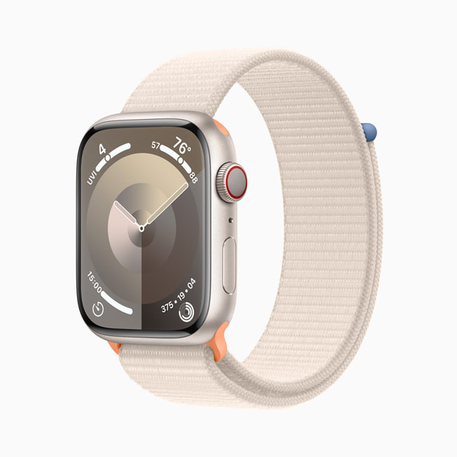 Die Apple Watch Series 9 mit Aluminiumgehäuse in Polarstern mit einem Stardust Sport Loop.